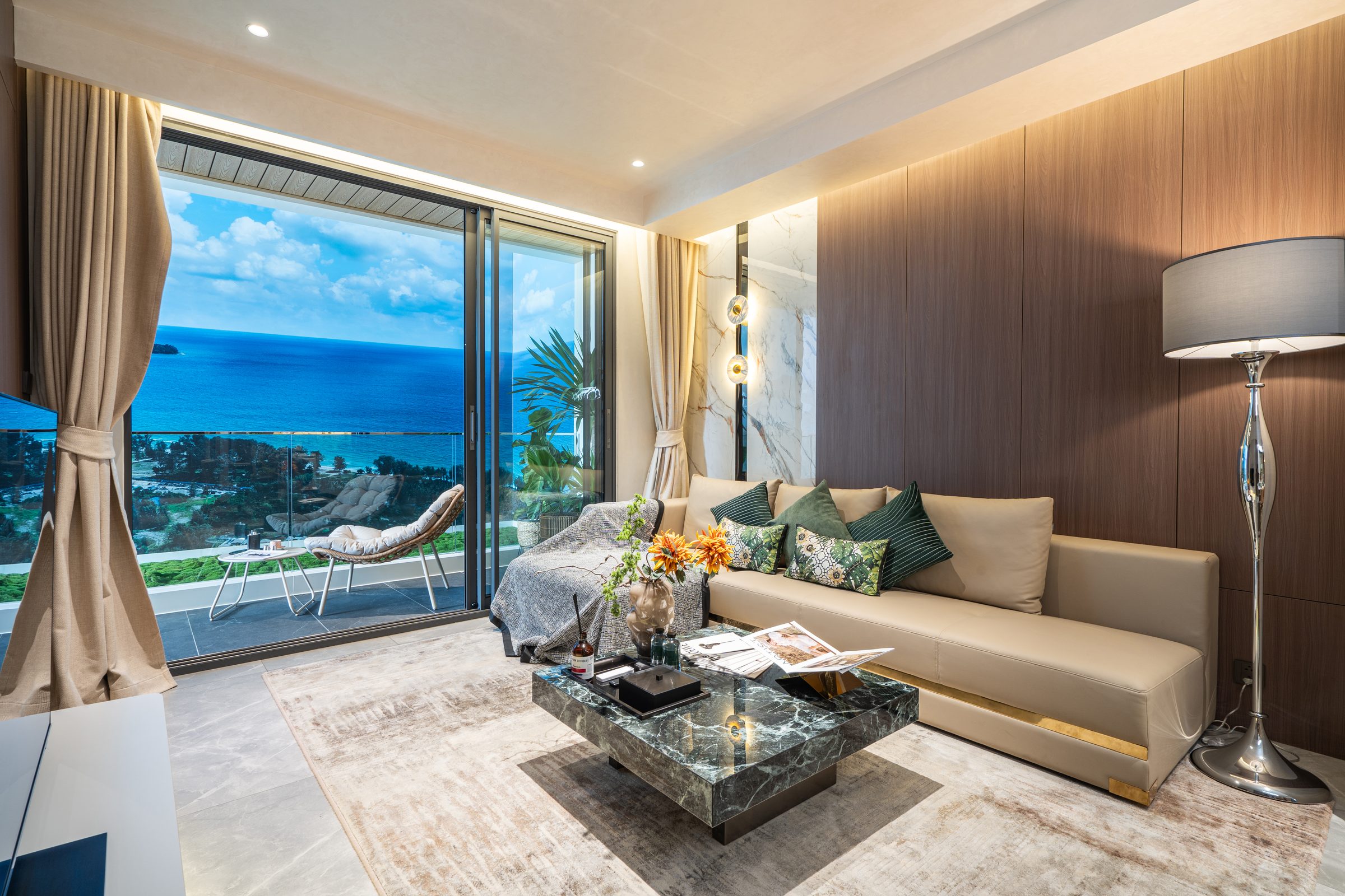 Living room with panoramic sea view, show unit
