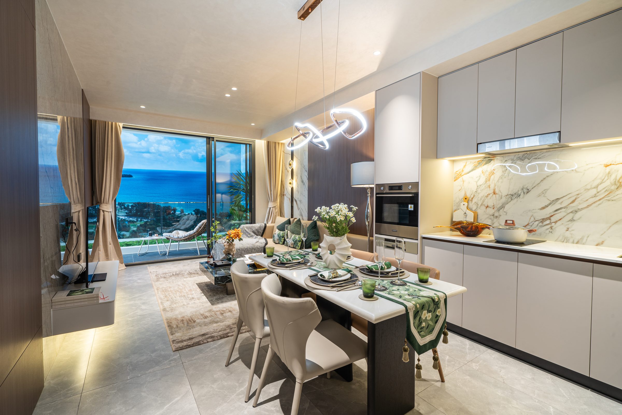 Kitchen and dining with sea view, show unit