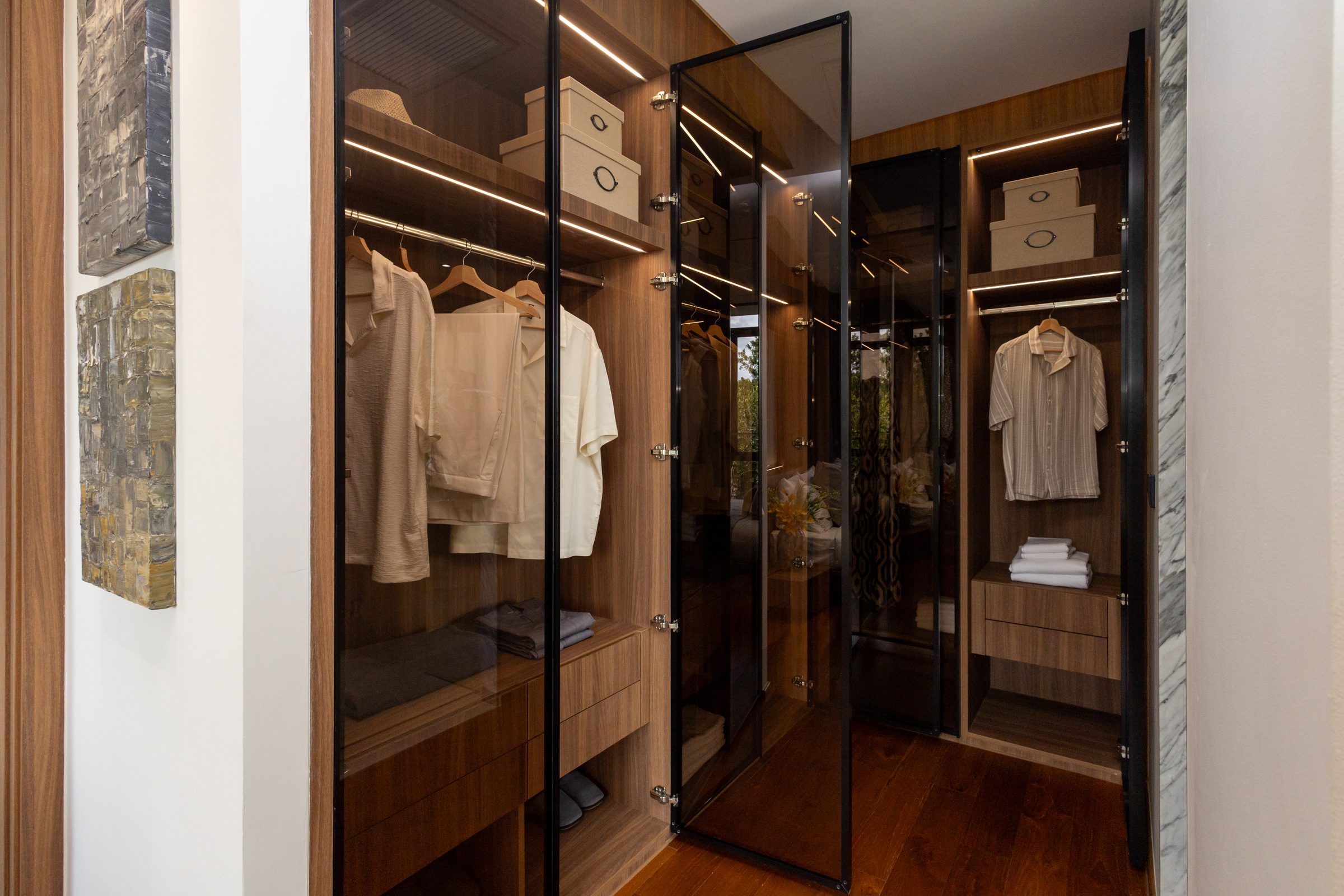 Walk-in wardrobe, show unit